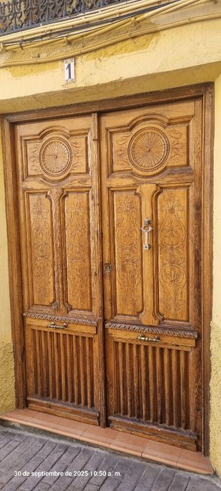 Puerta antigua madera labrada 150 años