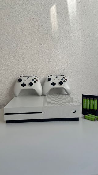 Xbox One S 1TB + 2 Mandos + Pilas recargables