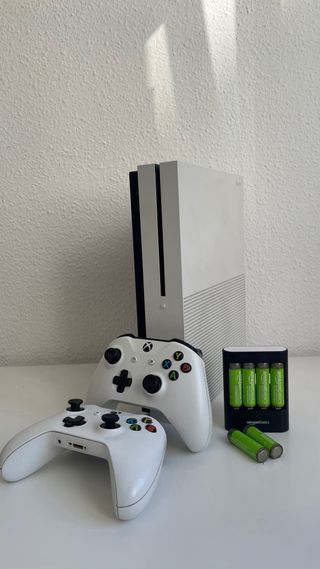 Xbox One S 1TB + 2 Mandos + Pilas recargables