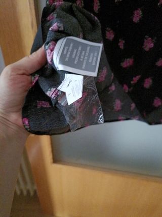 Vestido negro con flores rosas