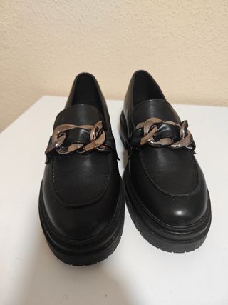 Mocasines negros mujer con cadena