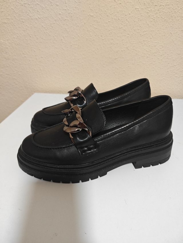 Mocasines negros mujer con cadena