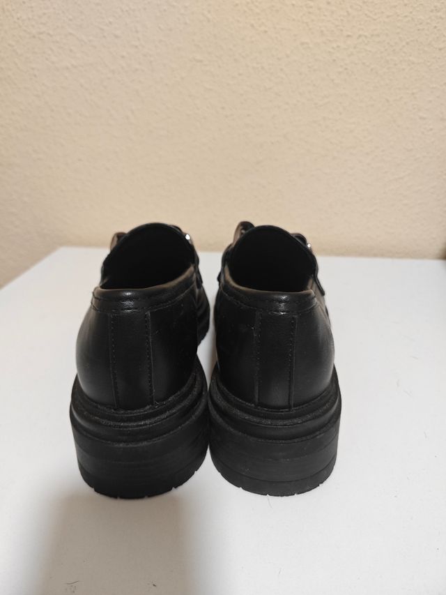 Mocasines negros mujer con cadena