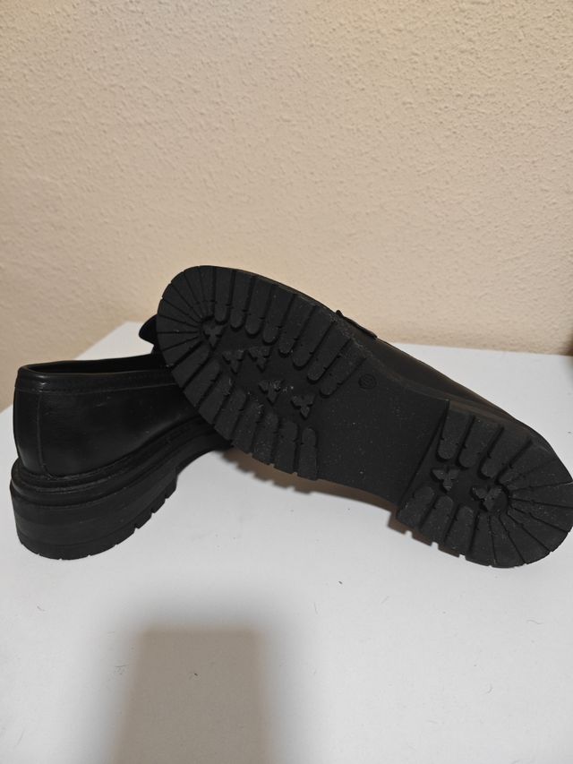 Mocasines negros mujer con cadena