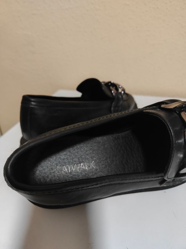 Mocasines negros mujer con cadena