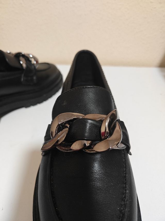 Mocasines negros mujer con cadena