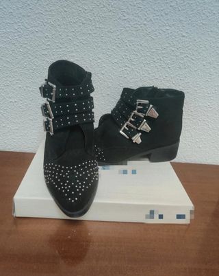 Botines negros hebillas y tachuelas talla 39
