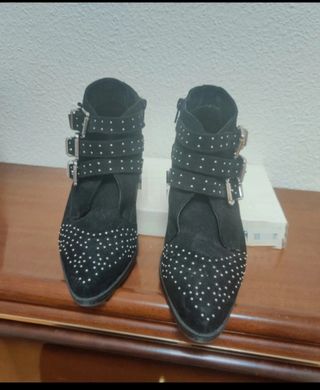 Botines negros hebillas y tachuelas talla 39