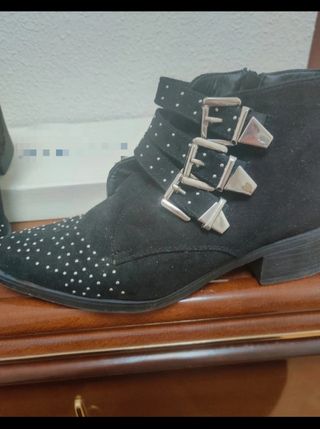 Botines negros hebillas y tachuelas talla 39