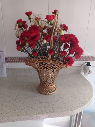 Cesta de mimbre decorativa