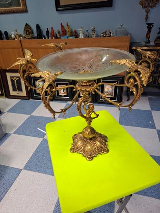 Centro de mesa de bronce con figuras