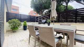 Casa adosada en alquiler en La Pineda en Castelldefels