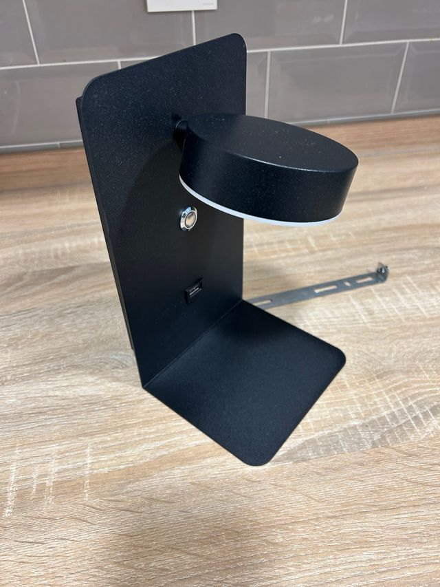 Lámpara pared LED con USB y estante