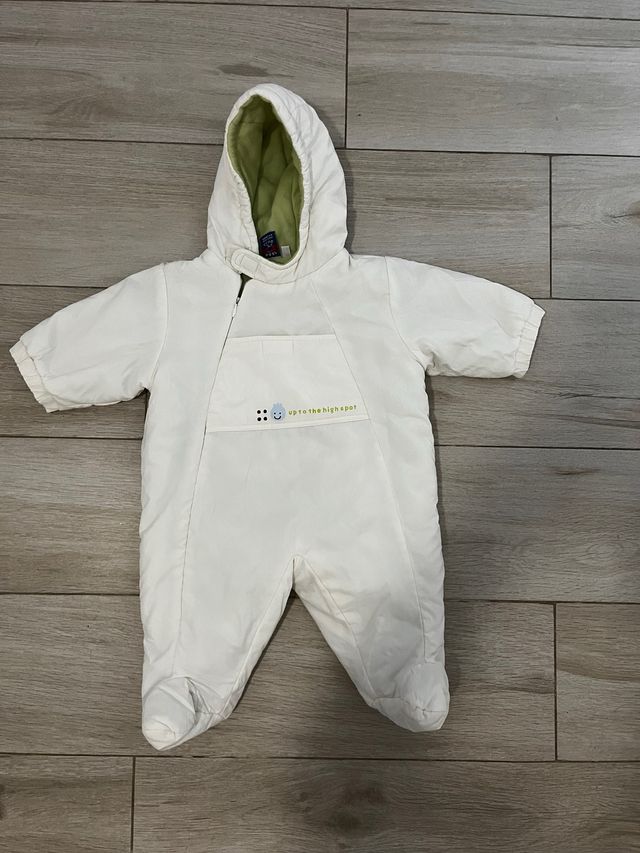 Buzo de bebé blanco con capucha