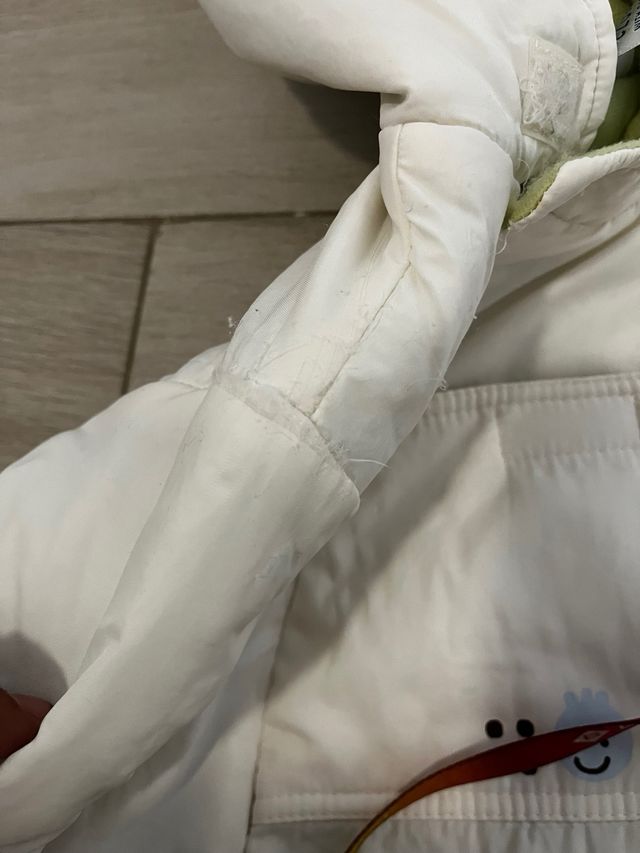 Buzo de bebé blanco con capucha