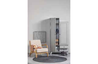 Butaca terciopelo beige y madera