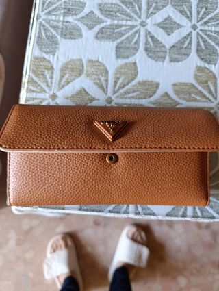 Monedero Guess Marrón con Logo Dorado