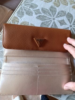 Monedero Guess Marrón con Logo Dorado