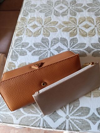 Monedero Guess Marrón con Logo Dorado