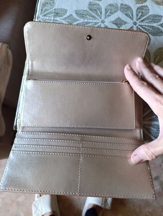 Monedero Guess Marrón con Logo Dorado