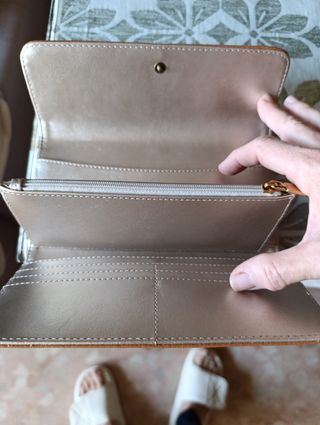 Monedero Guess Marrón con Logo Dorado