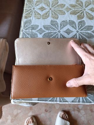 Monedero Guess Marrón con Logo Dorado