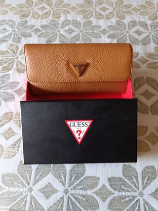 Monedero Guess Marrón con Logo Dorado