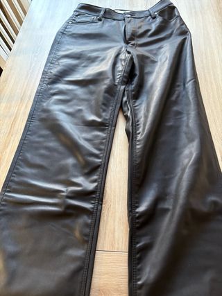 Pantalón efecto piel recto , color negro  de Zara