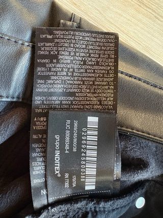 Pantalón efecto piel recto , color negro  de Zara