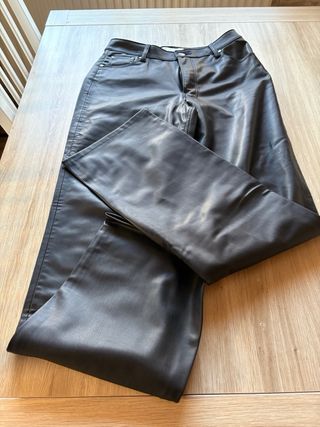Pantalón efecto piel recto , color negro  de Zara