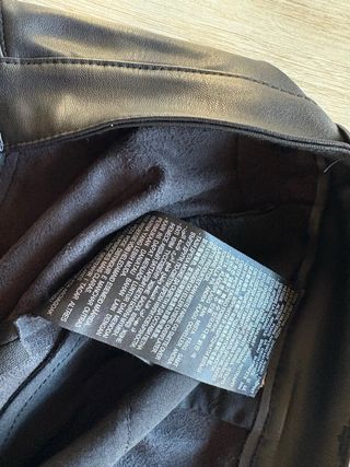 Pantalón efecto piel recto , color negro  de Zara