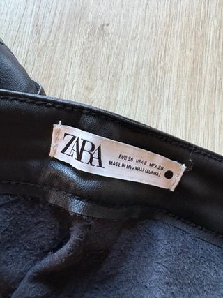 Pantalón efecto piel recto , color negro  de Zara