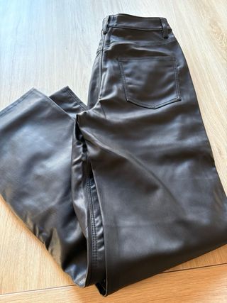 Pantalón efecto piel recto , color negro  de Zara