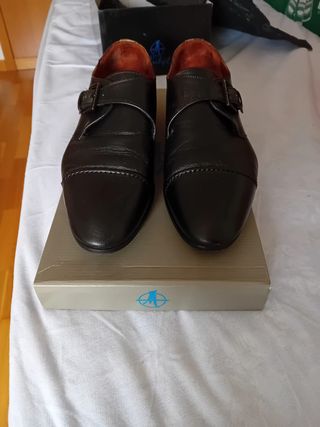 Zapatos de cuero negros con suela de cuero