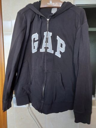 Chaqueta GAP negra con cremallera