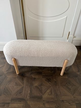 Puff pie de cama Dayla blanco/beige patas madera