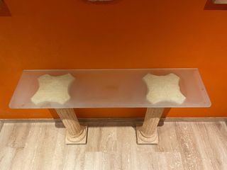 Mesa recibidor cristal y columnas beige