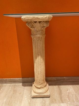 Mesa recibidor cristal y columnas beige