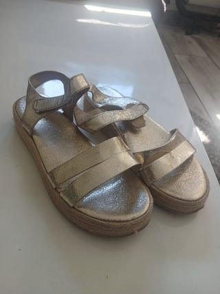 Sandalias doradas usadas