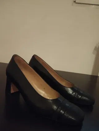 Zapatos de tacón negros y azules