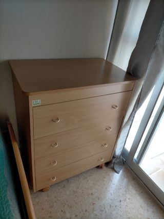 Cajonera de madera en buen estado