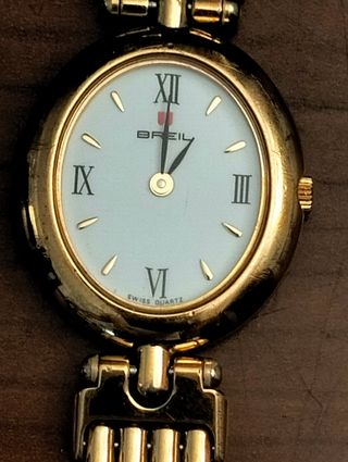 Orologio vintage dorato con quadrante bianco
