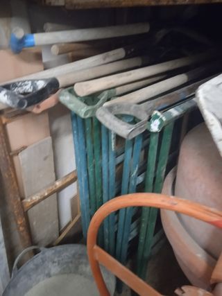 Herramientas: cortasetos, motosierra, hormigonera