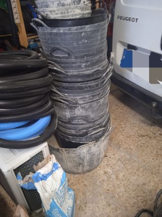 Herramientas: cortasetos, motosierra, hormigonera