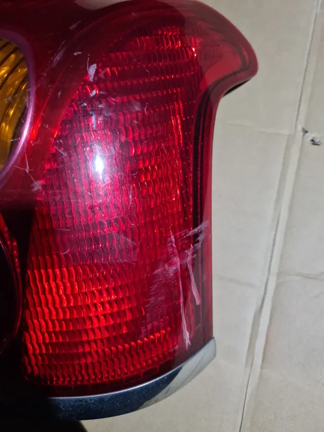 Piloto trasero derecho Toyota Avensis