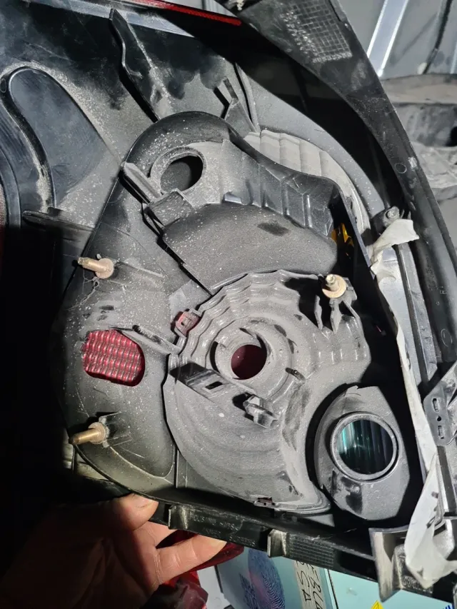 Piloto trasero derecho Toyota Avensis