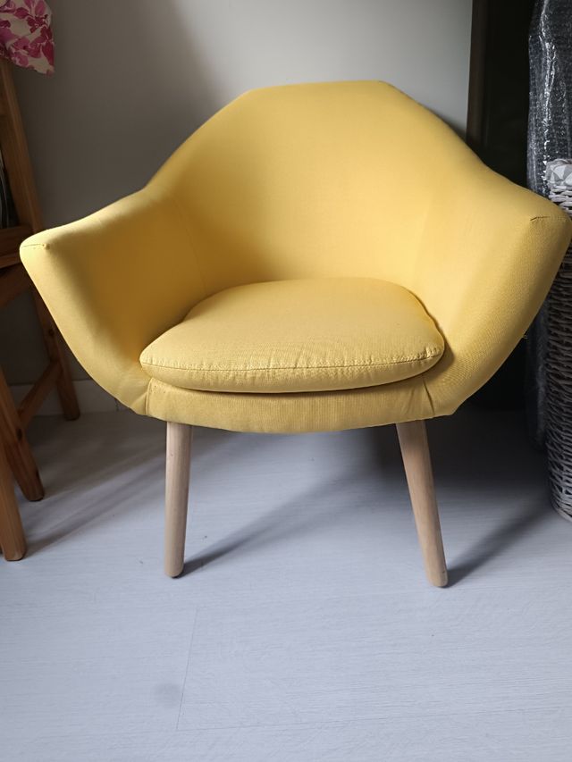 Butaca amarilla de tela y madera