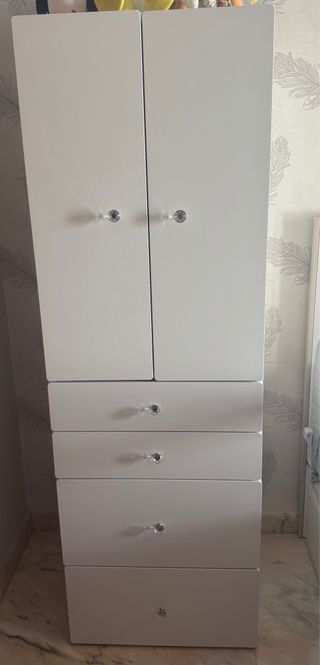 Armario de madera blanco