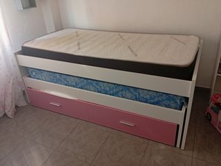 Cama nido blanca y rosa, dormitorio