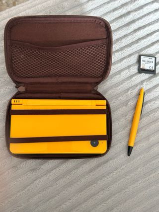 Nintendo DSi XL Amarilla